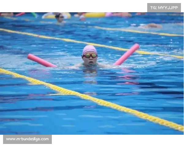 黑龙江财经学院游泳比赛现场观众呐喊助威，水花与激情交织