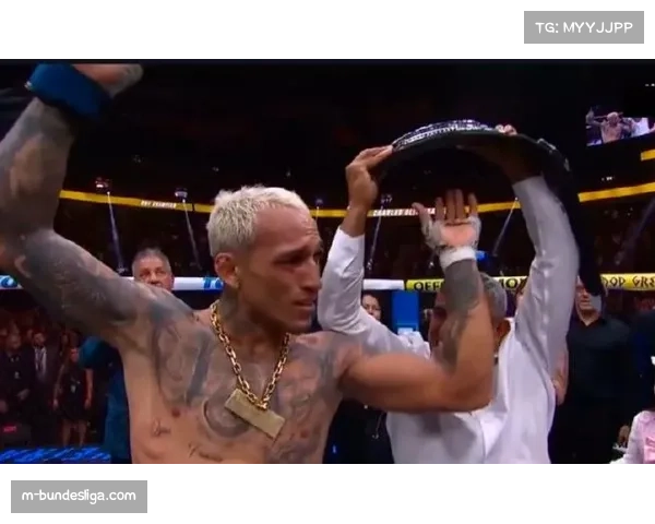 查尔斯·奥利维拉一致判定战胜麦克斯·霍洛威,加冕UFC首位BMF冠军